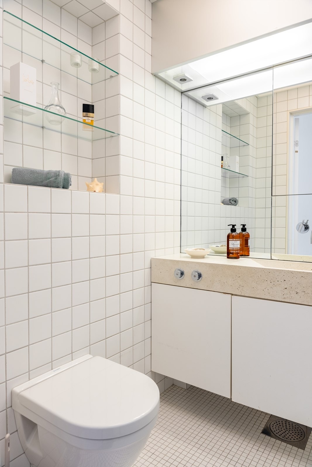 Baderomsinnredningen er lekker med servant i en heldekkende stein, samt med underskap. Galleribilde