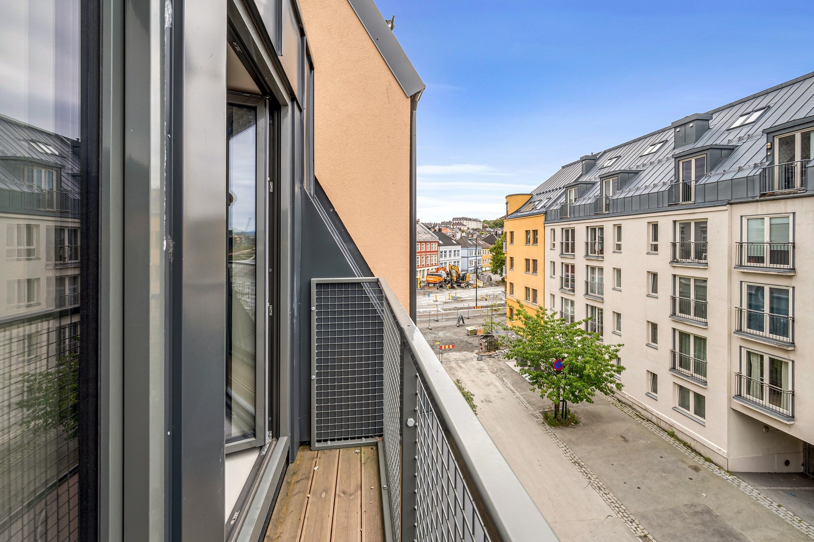 De store vindusflatene gir boligen godt med naturlig lysinnslipp. Galleribilde