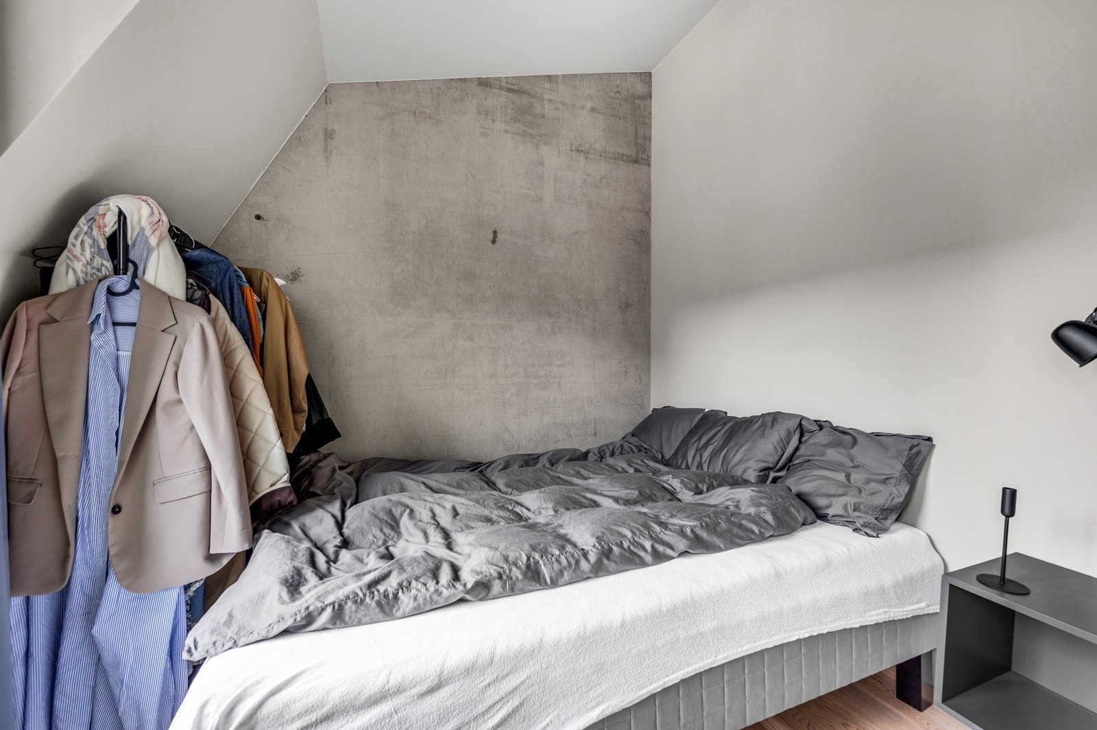 God plass til stor seng og nattbord. Galleribilde