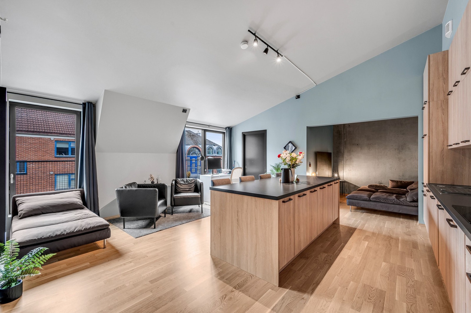 EiendomsMegler 1 ved Markus Tangvik har gleden av å presentere en moderne 3-roms toppleilighet i Fjæregata 1. Foto: Krokstad&Nervik. Galleribilde