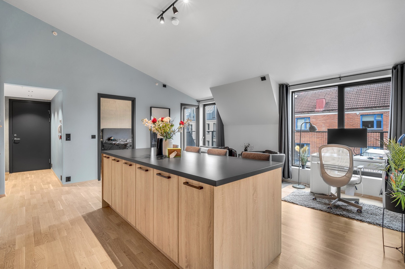 Åpen stue/kjøkkenløsning som gjør rommet lett å innrede. Galleribilde