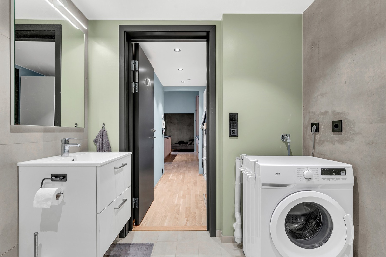 Baderommet har opplegg for vaskemaskin. Galleribilde