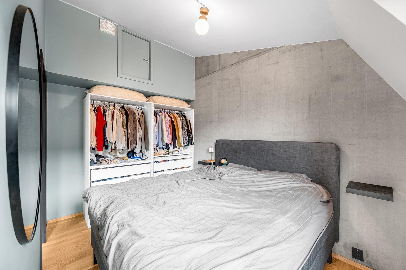 Pent soverom med god plass til dobbeltseng og garderobeløsning. Galleribilde