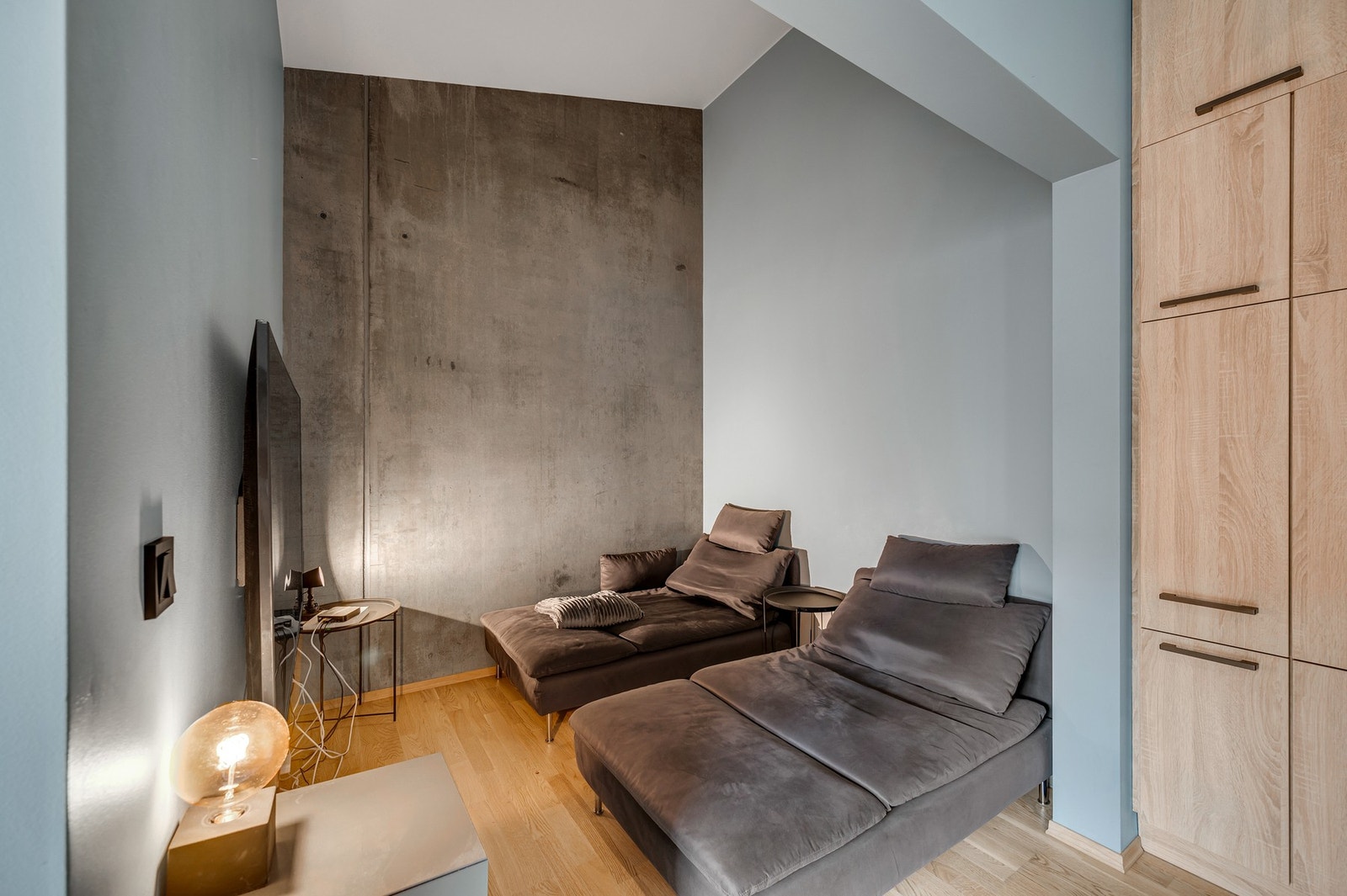 Naturlig sonedeling, hvor TV-stuen er noe adskilt. Galleribilde