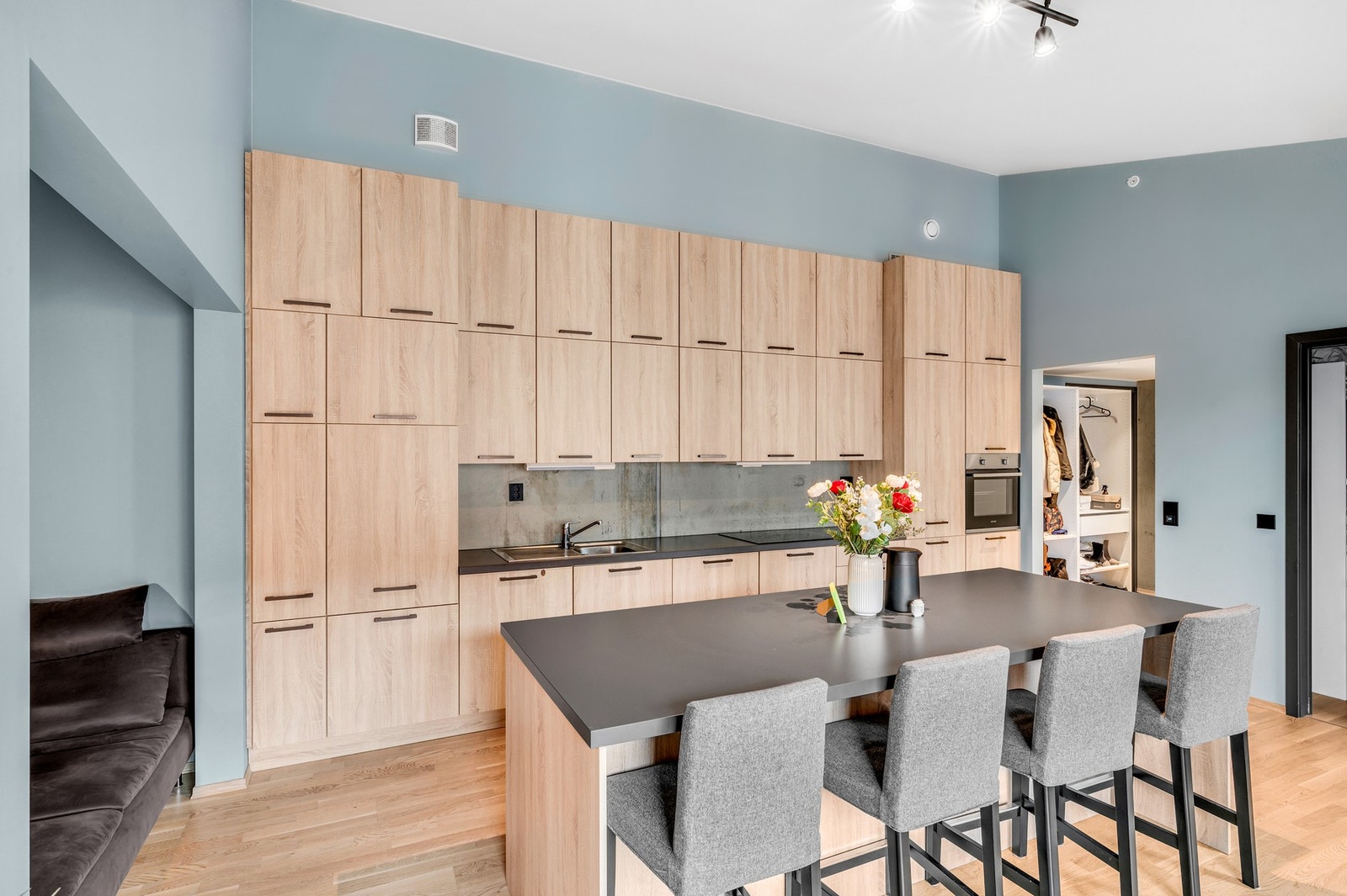 Boligen består av tidsriktige og fine materialvalg, hvor kjøkkenet har svært god skap- og benkeplass. Galleribilde