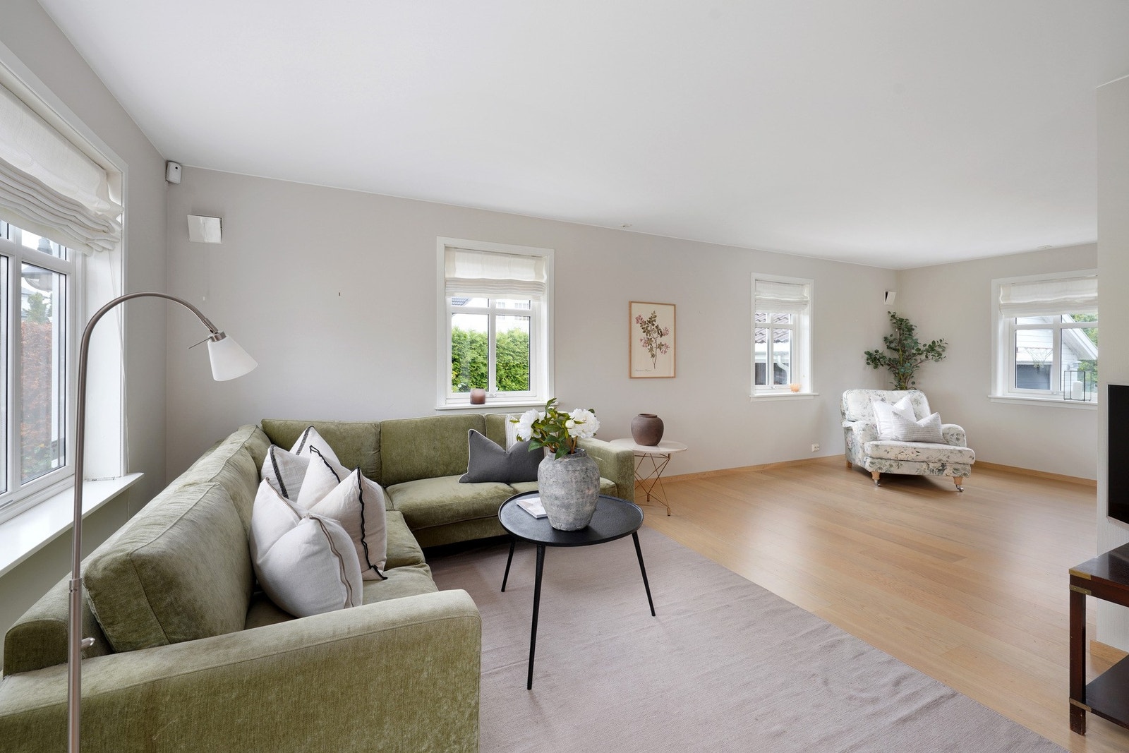 Det er rikelig med plass til flere sittegrupper i stueområdene Galleribilde