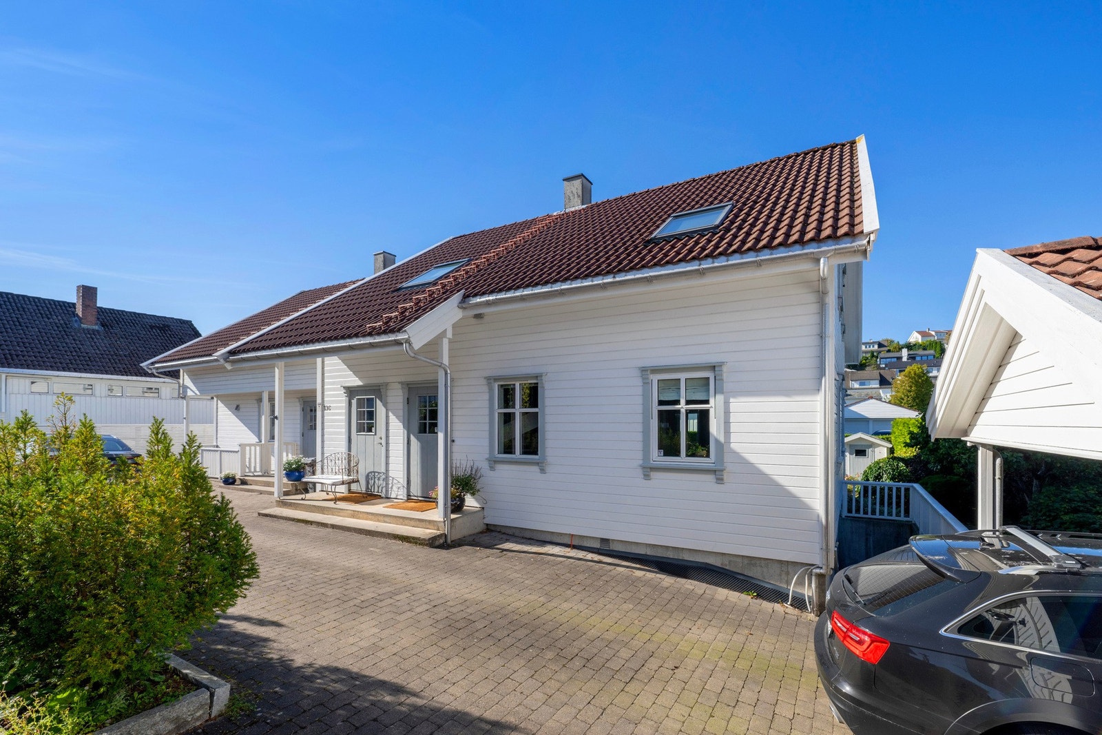 Inngangssiden med carport og innkjørsel med belegningsstein Galleribilde