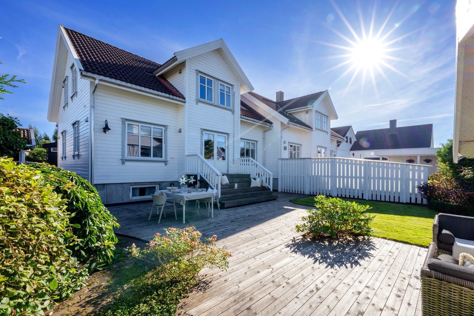 Velkommen til en meget flott familiebolig med skikkelig herlig hage Galleribilde