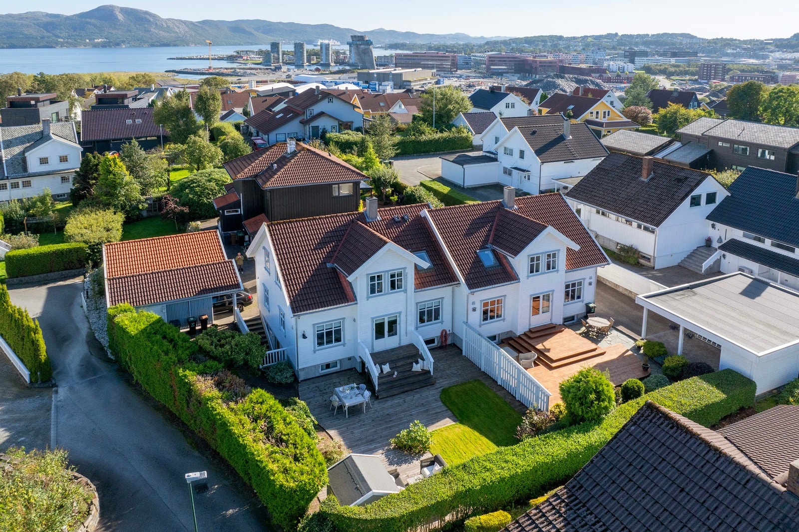 Huset, det til venstre her, ligger i blindgate i etterspurte Nålestien på Hinna. Galleribilde