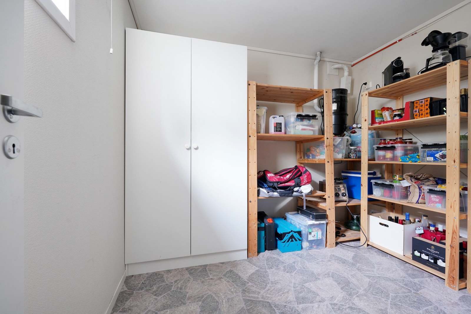 Det er bi-utgang med bod samt annen seprarat bod i underetasjen, svært praktisk. Galleribilde