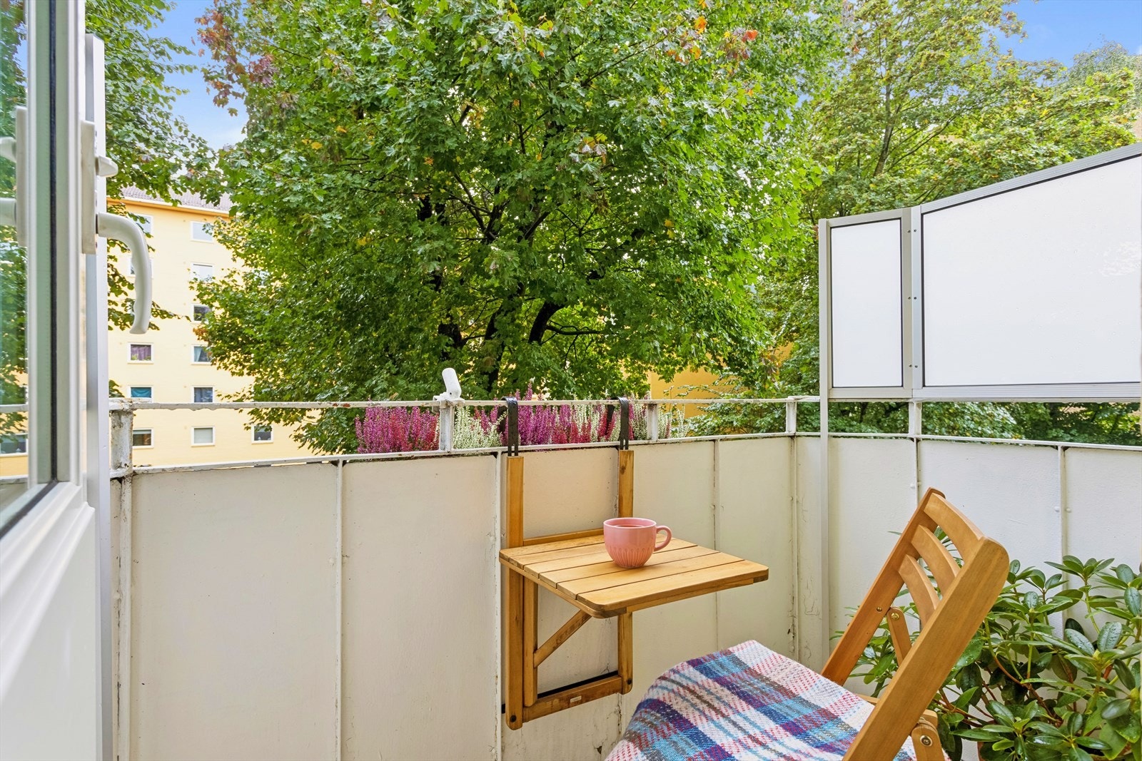 Praktisk sydvestvendt balkong på ca. 2 m² med adkomst fra stue Galleribilde