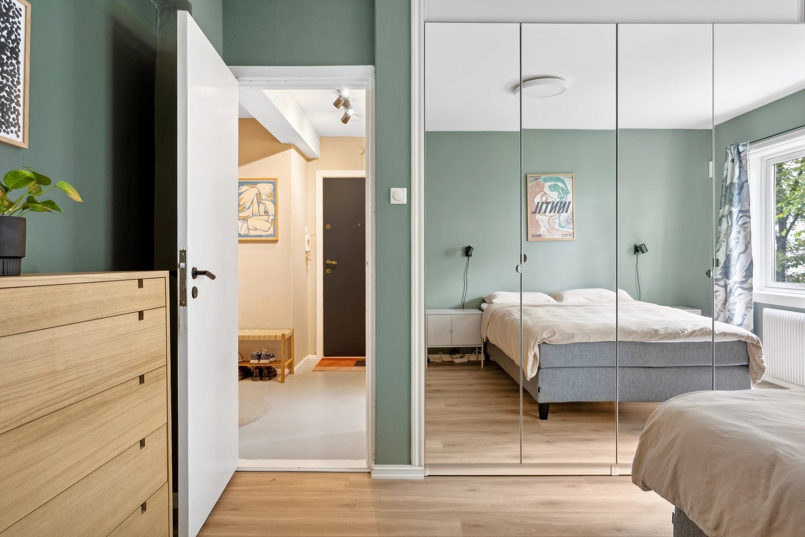 På det ene soverommet er det en praktisk skyvedørsgarderobe Galleribilde