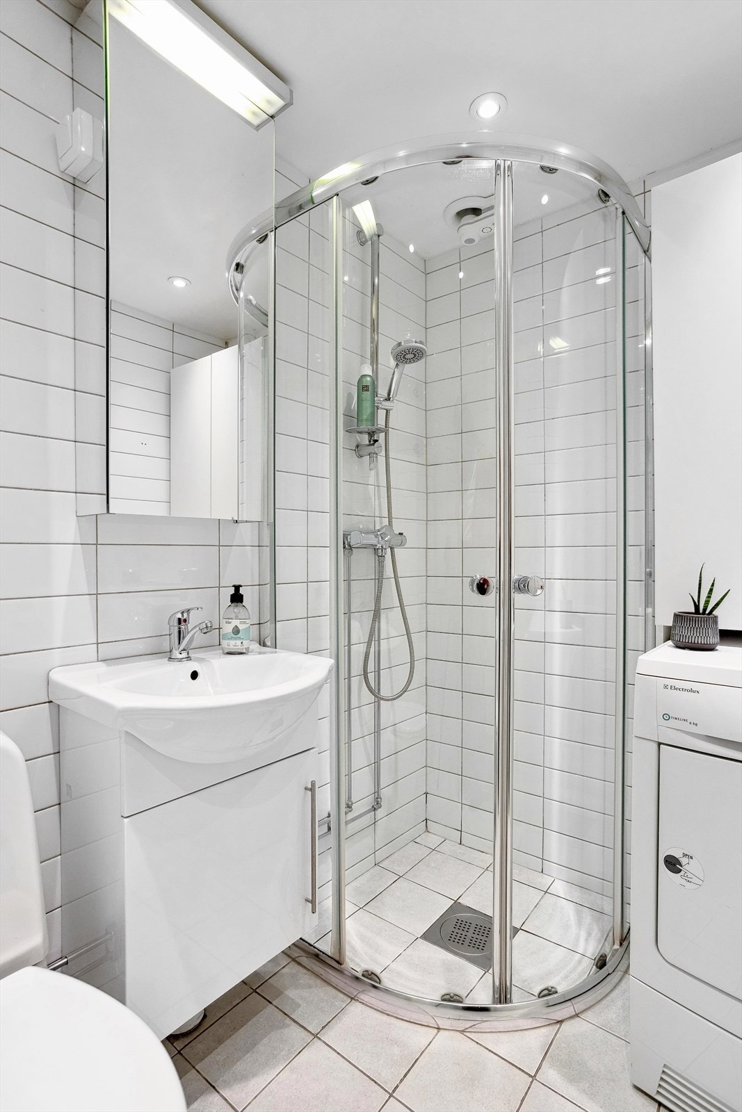Pent flislagt bad med varmekabler i gulv og downlights i himling (fra 2022) Galleribilde