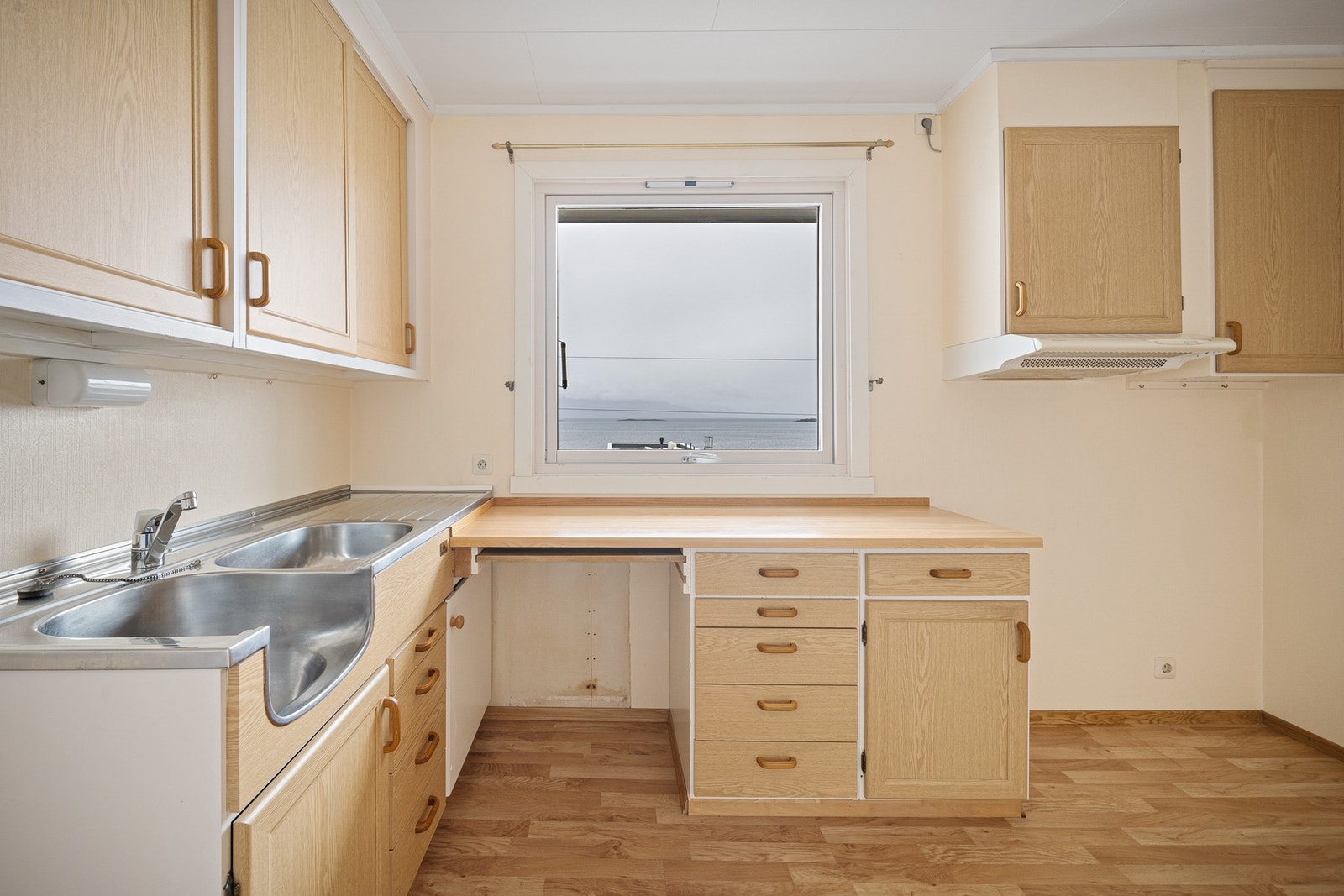 Fin utsikt kan nytes fra kjøkkenbenken Galleribilde