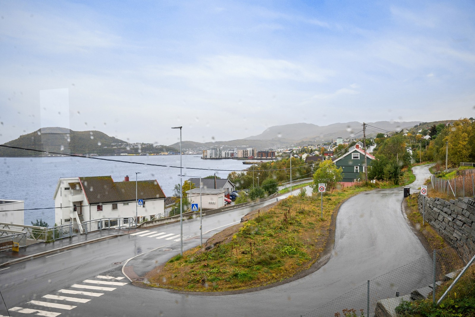 Utsikt mot byen Galleribilde