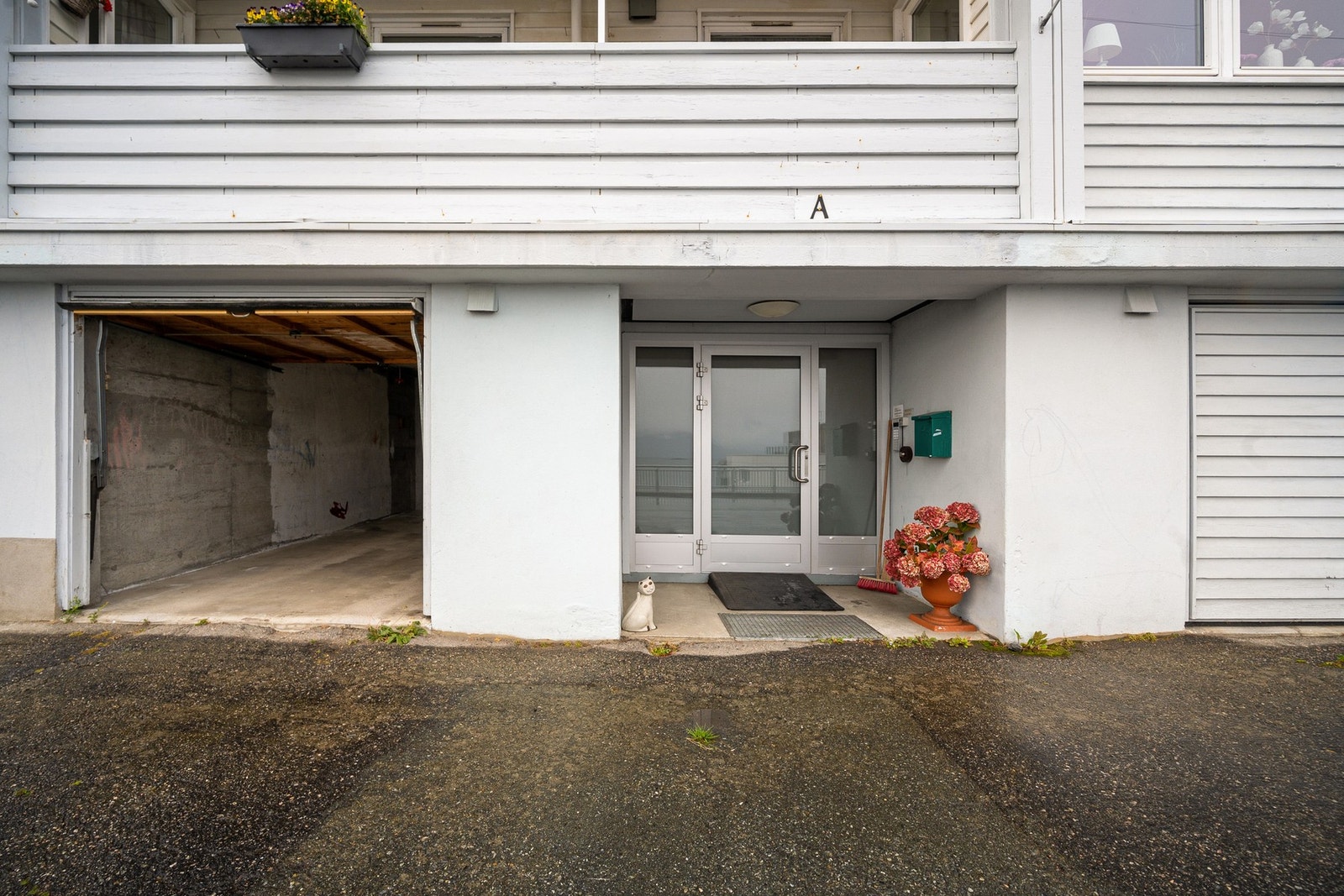 Garasjeplass og hovedinngang Galleribilde