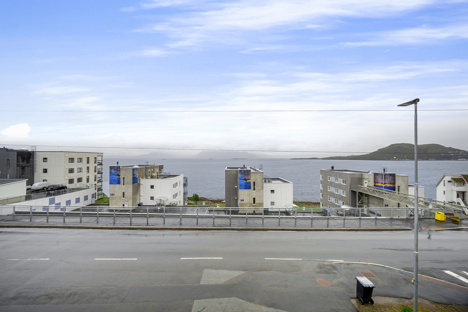 Bussholdeplassen er rett nedenfor borettslaget, så her tar du deg raskt inn til sentrum Galleribilde