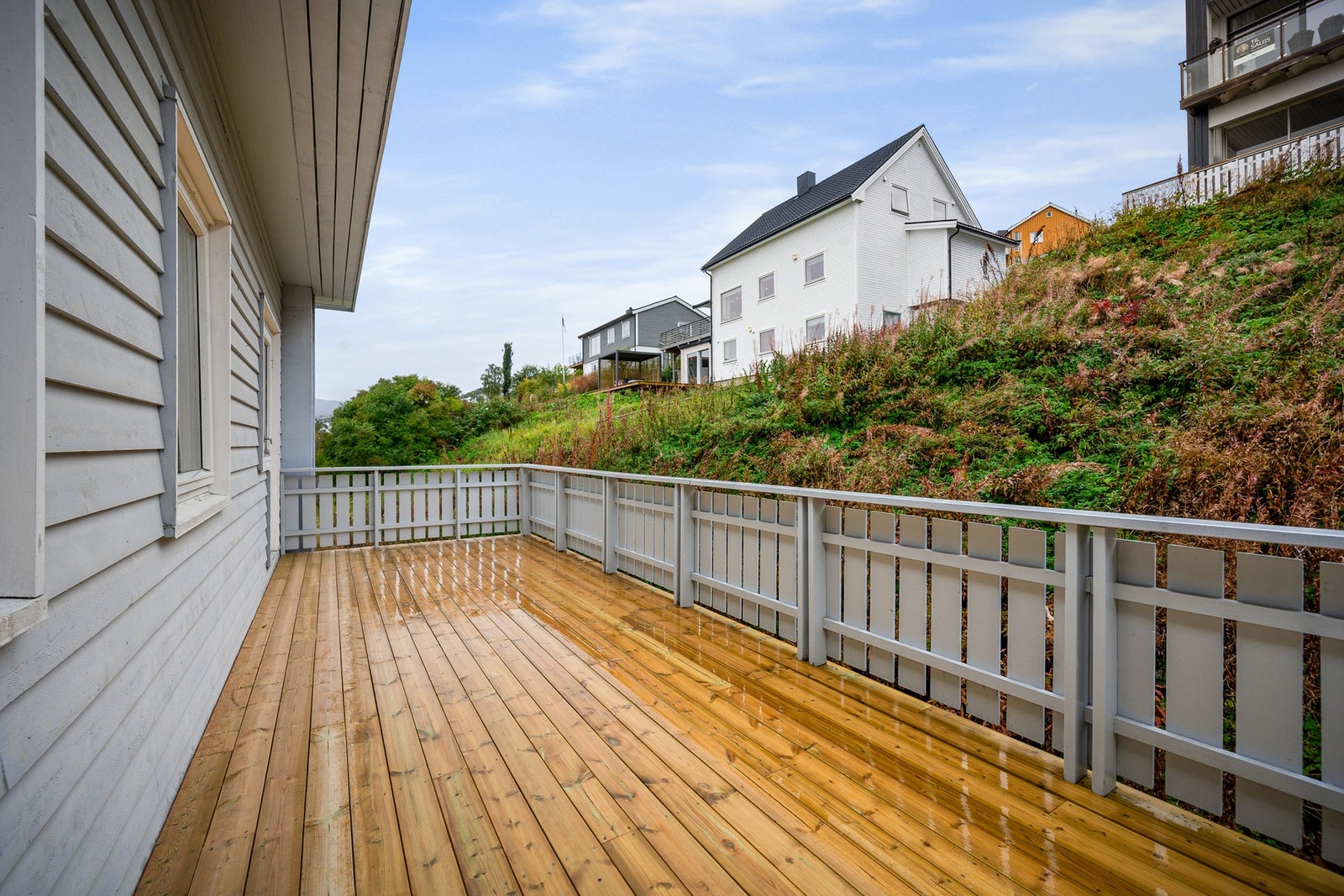 Fra soverommet kommer du ut til en romslig veranda med god plass til utemøblement Galleribilde