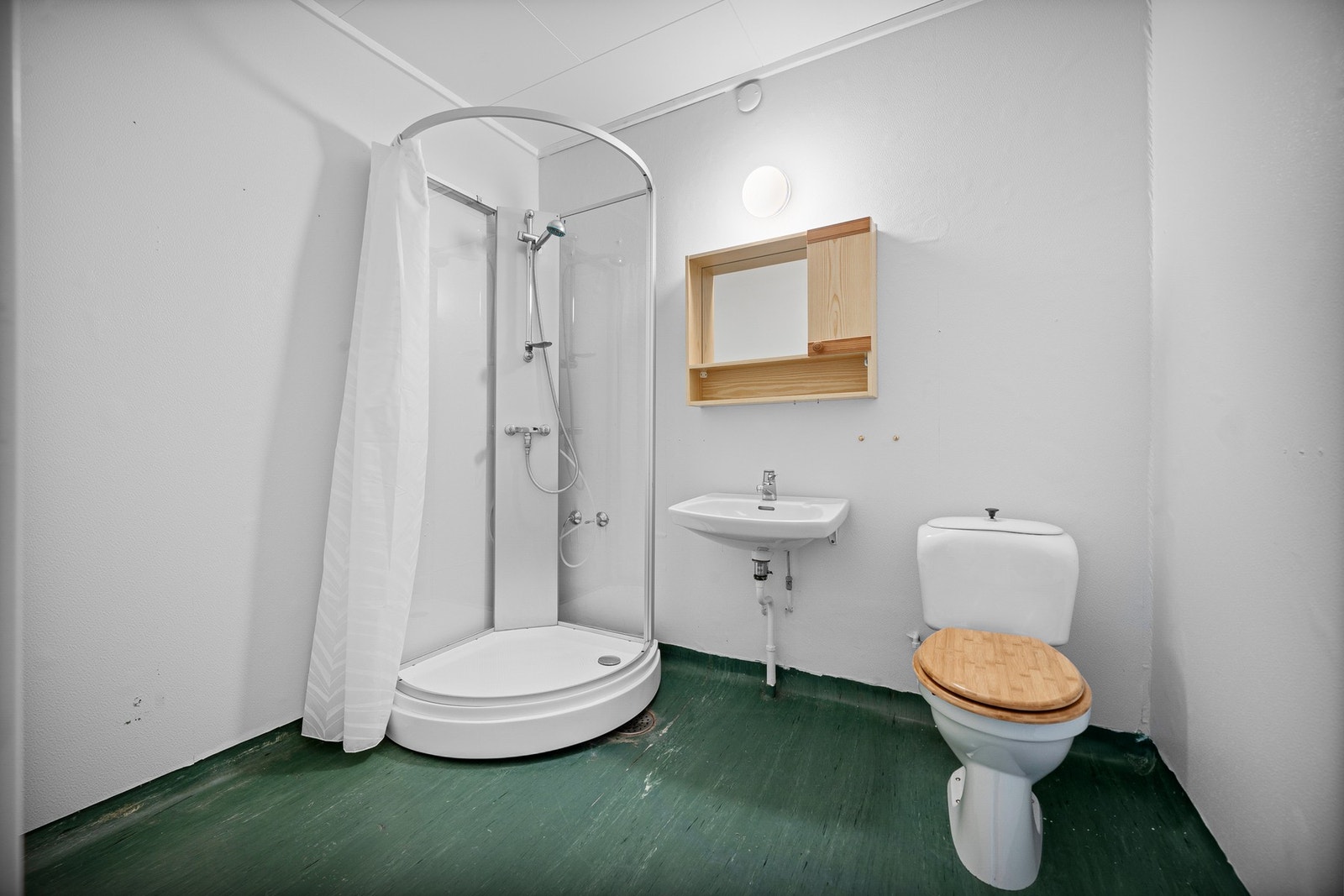 Bad inneholder servant, speil, toalett og dusj Galleribilde