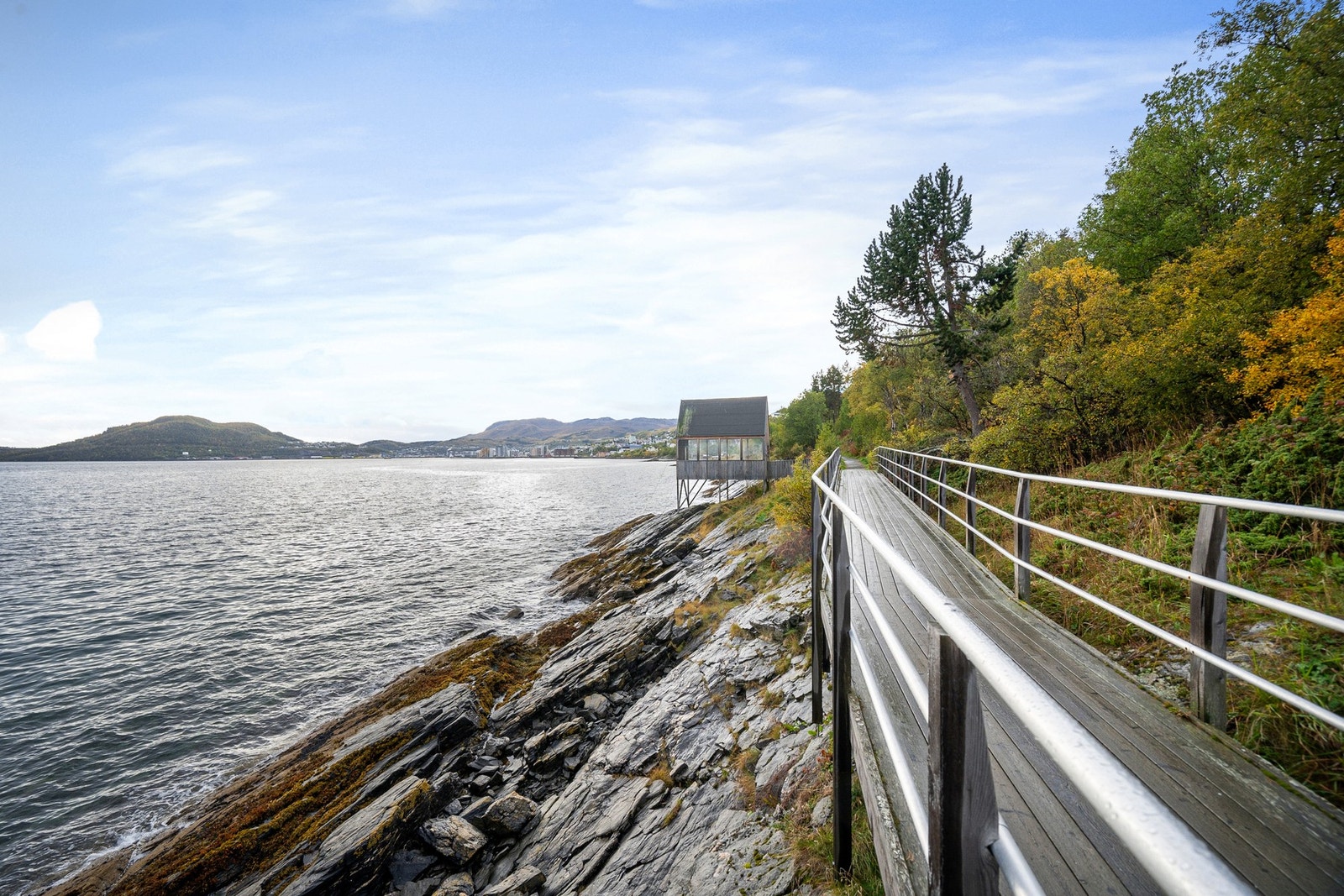 Rett nedenfor leiligheten finner du Stien langs sjøen Galleribilde