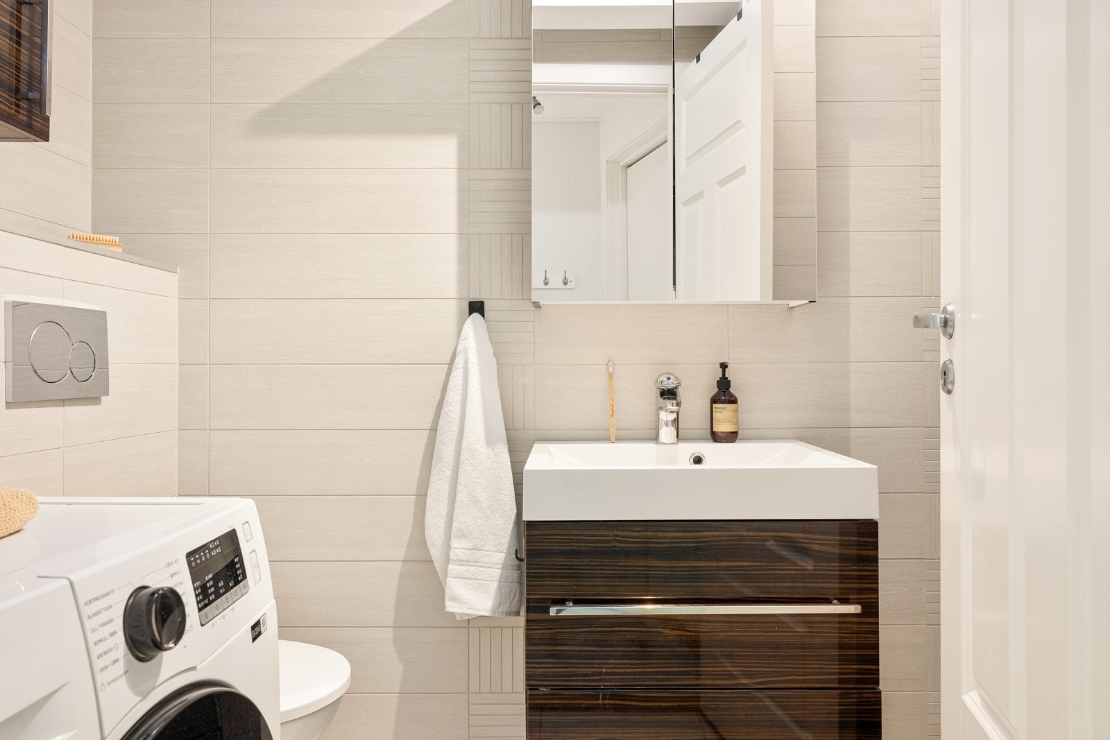Badet er helfliset med varmekabler i gulv. Galleribilde