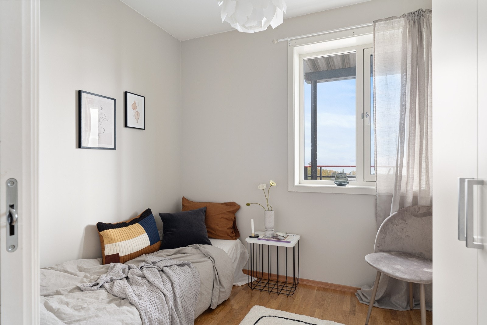 Soverom nr to passer utmerket som gjesterom, barnerom eller feks hjemmekontor. Galleribilde