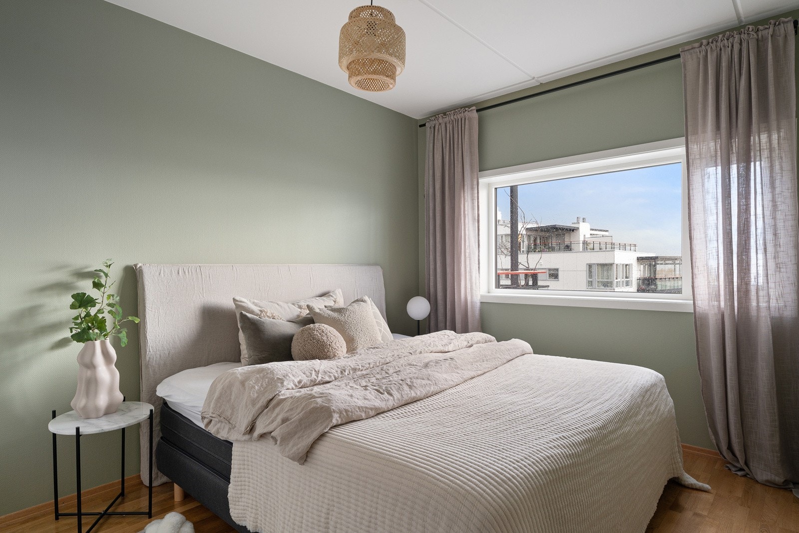 Romslig hovedsoverom med god plass for stor seng. Galleribilde
