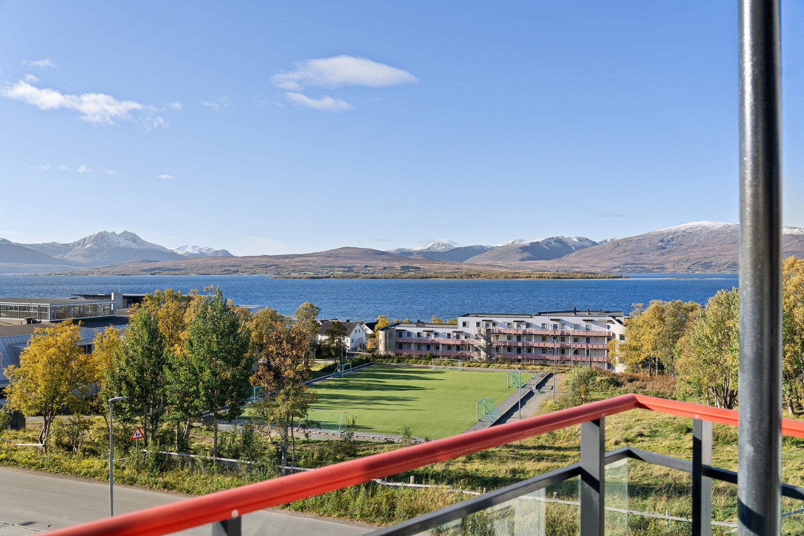 Verandaen vender mot sørvest, og byr på fantastiske sol- og utsiktsforhold. Galleribilde