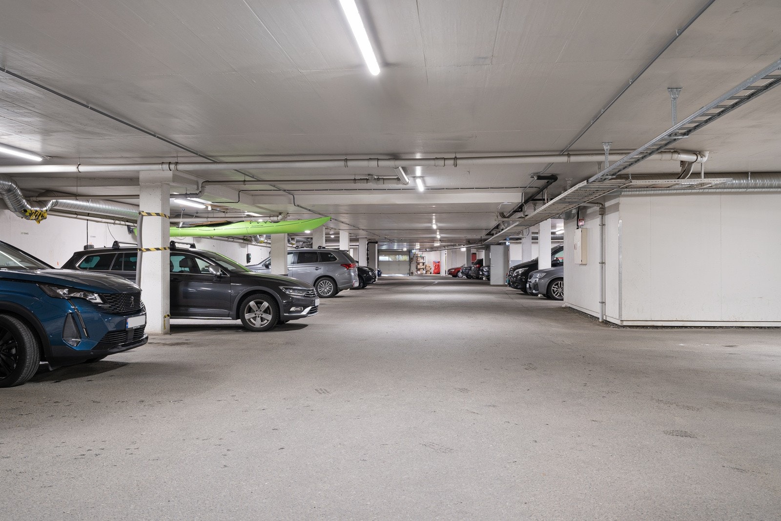 Fast parkeringsplass i felles oppvarmet garasjeanlegg. Her er det klargjort for montering av elbil-lader. Galleribilde
