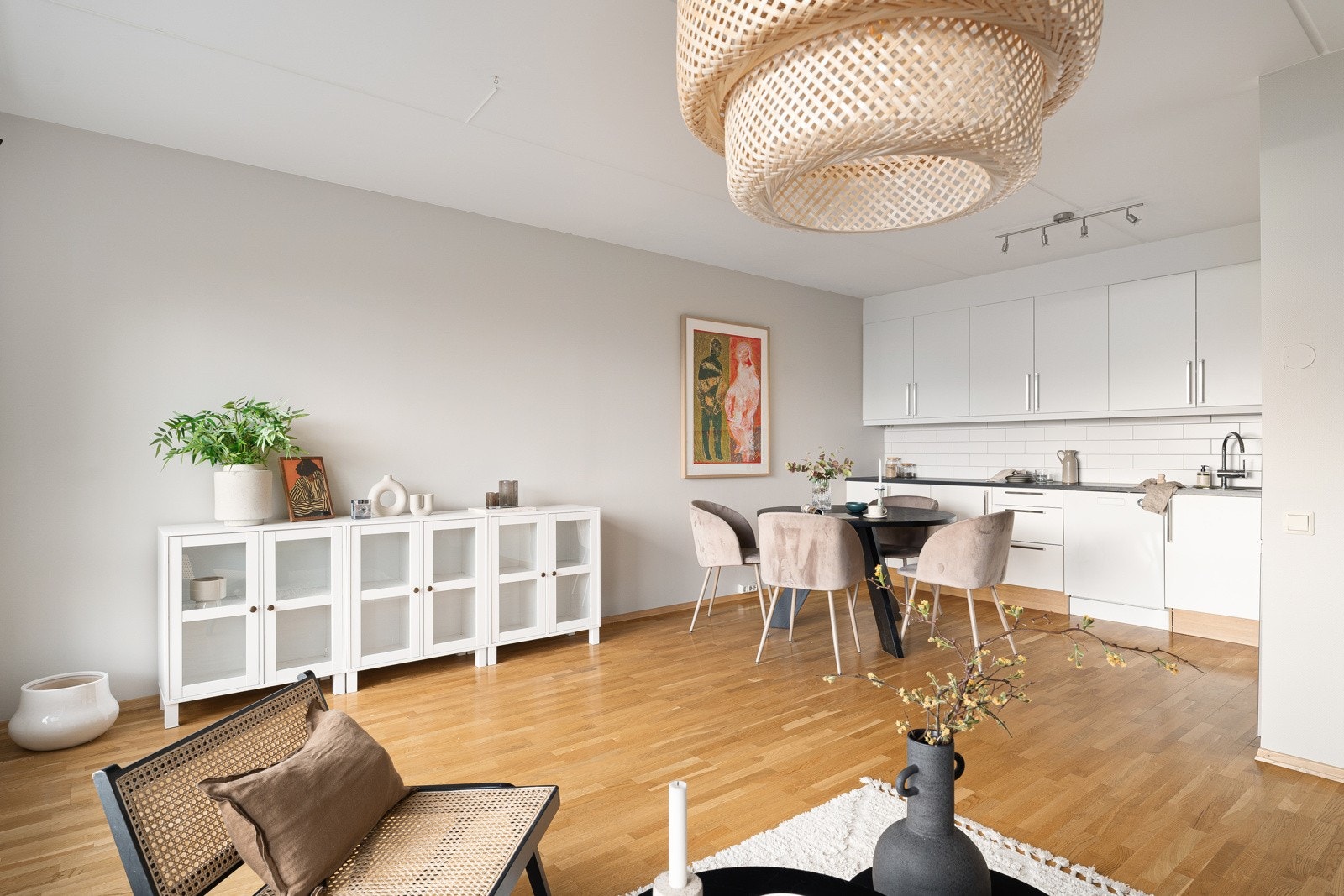 Stuen framstår romslig med naturlige soner for både sofagruppen og spisebordet. Galleribilde