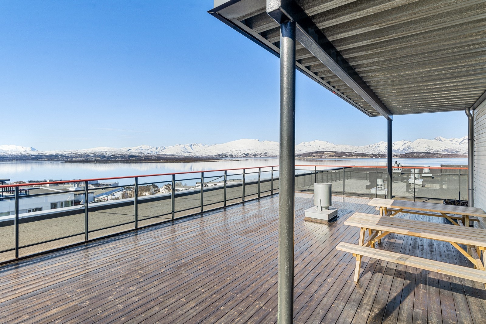 Fine felles uteområder med bl.a. stor takterrasse med strålende solforhold og nydelig utsikt. Galleribilde