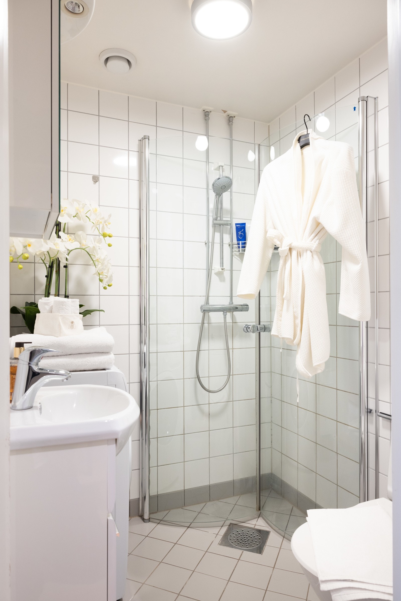 Pent, flislagt bad med varmekabler. Galleribilde