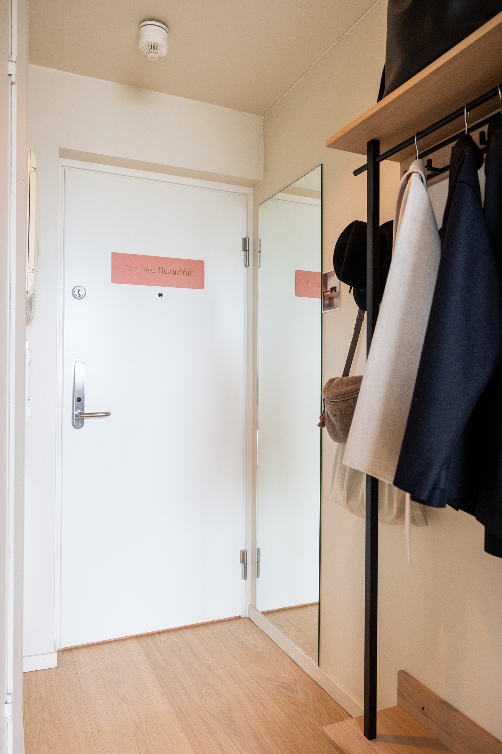 Flott entree med spesialtilapsset speil og oppheng til yttertøy og sko. Galleribilde