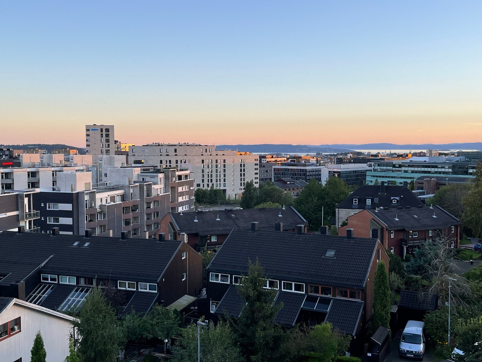 Fra leiligheten kan man nyte sene sommerkvelder med solnedgang. Galleribilde
