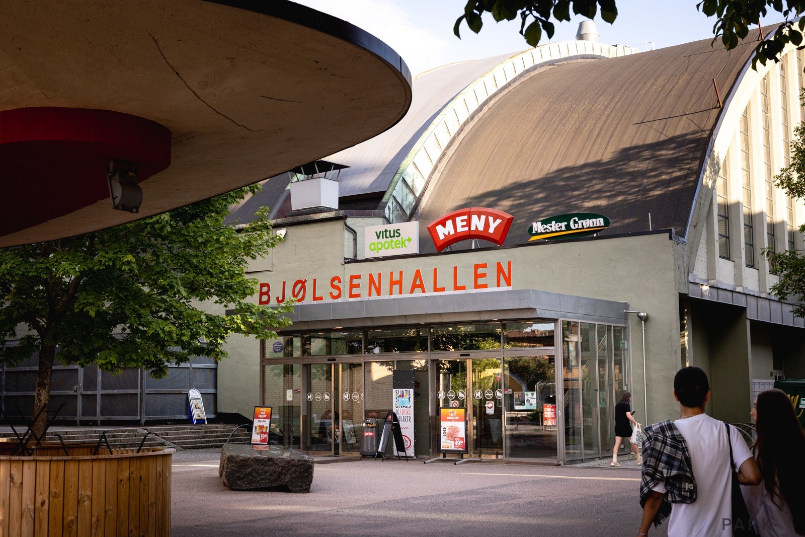 Bjølsenhallen finner du rett rundt hjørnet, med et godt tilbud av forretninger som f.eks. MENY. Her er det også muligheter for leie av parkeringsplass. Galleribilde