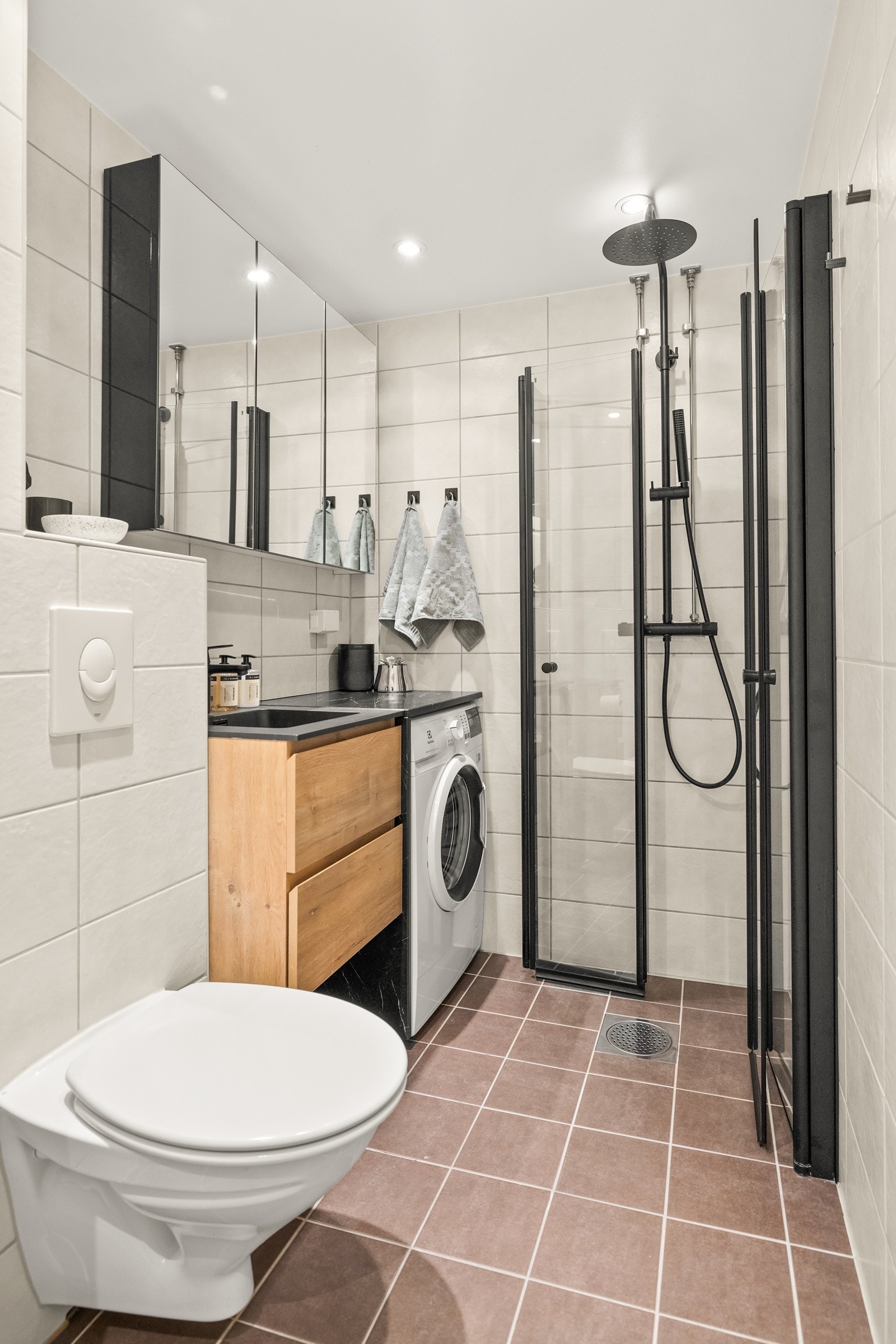 Badet ble pusset opp i regi av borettslaget i 2011, samt modernisert med ny innredning av selger i senere tid Galleribilde