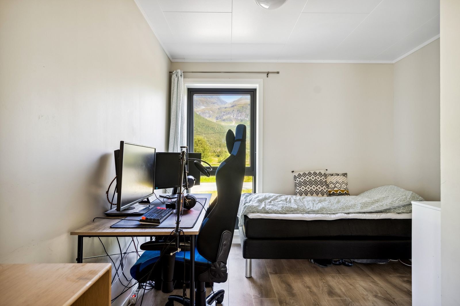 Soverom 2 med fin plass til ulike møblement. Galleribilde