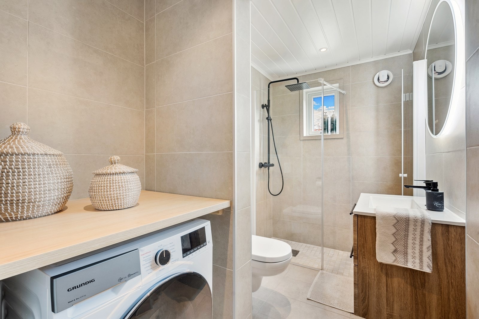 Tidsriktig bad som ble renovert i 2021. Badet er svært godt utnyttet med adskilt sone for vaskemaskin. Galleribilde