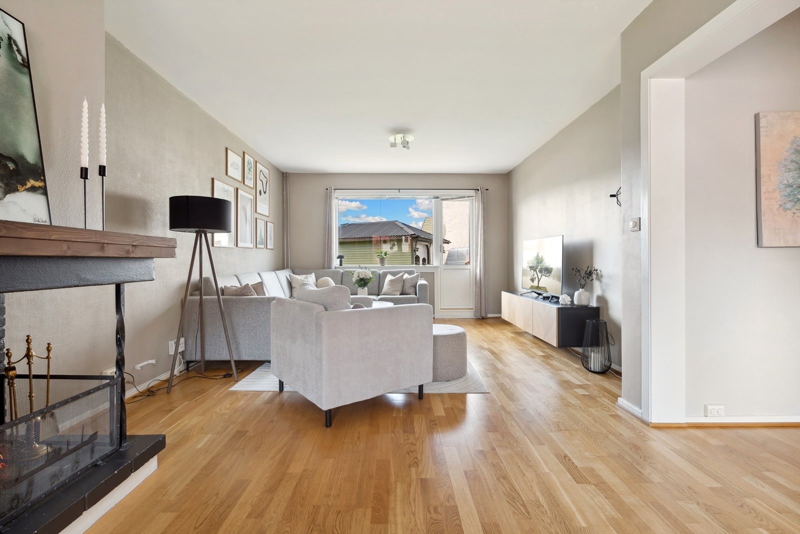 Romslig stue med fint gjennomlys. Galleribilde