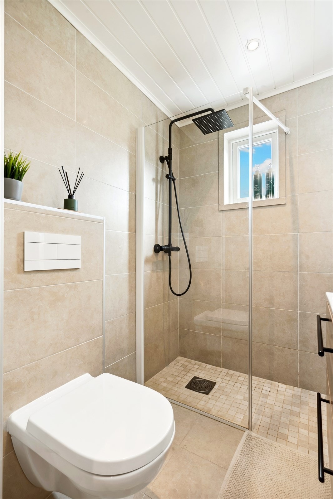 Badet er utstyrt med vegghengt toalett, downlights i himling, praktisk servantskap med heldekkende servant og speil med integrert belysning. Galleribilde
