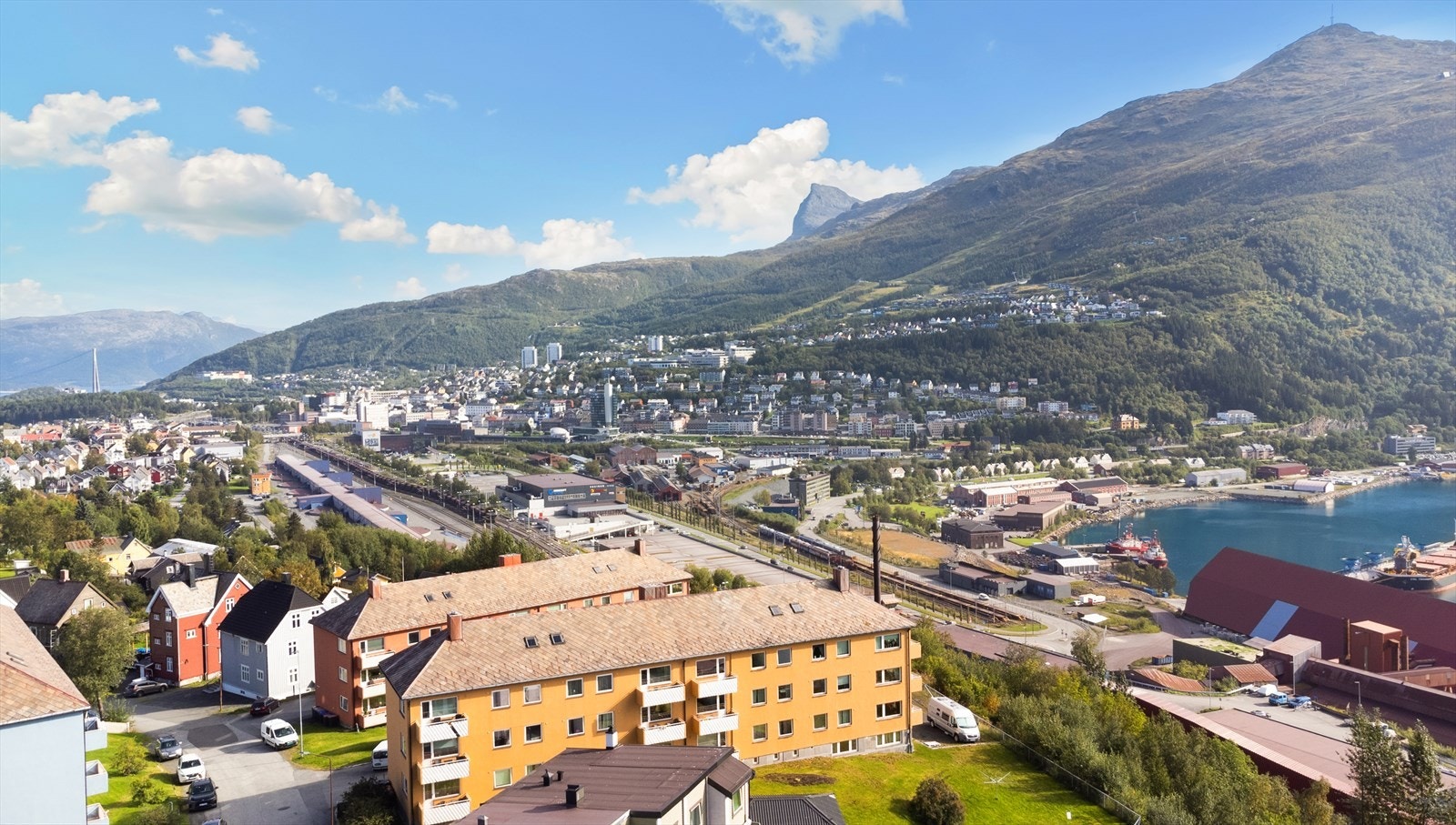 Hver andel i borettslaget disponerer en parkeringsplass. Parkering skal foretas på tildelte plasser. Gjesteparkering kan foretas langs Arbeiderveien. Galleribilde
