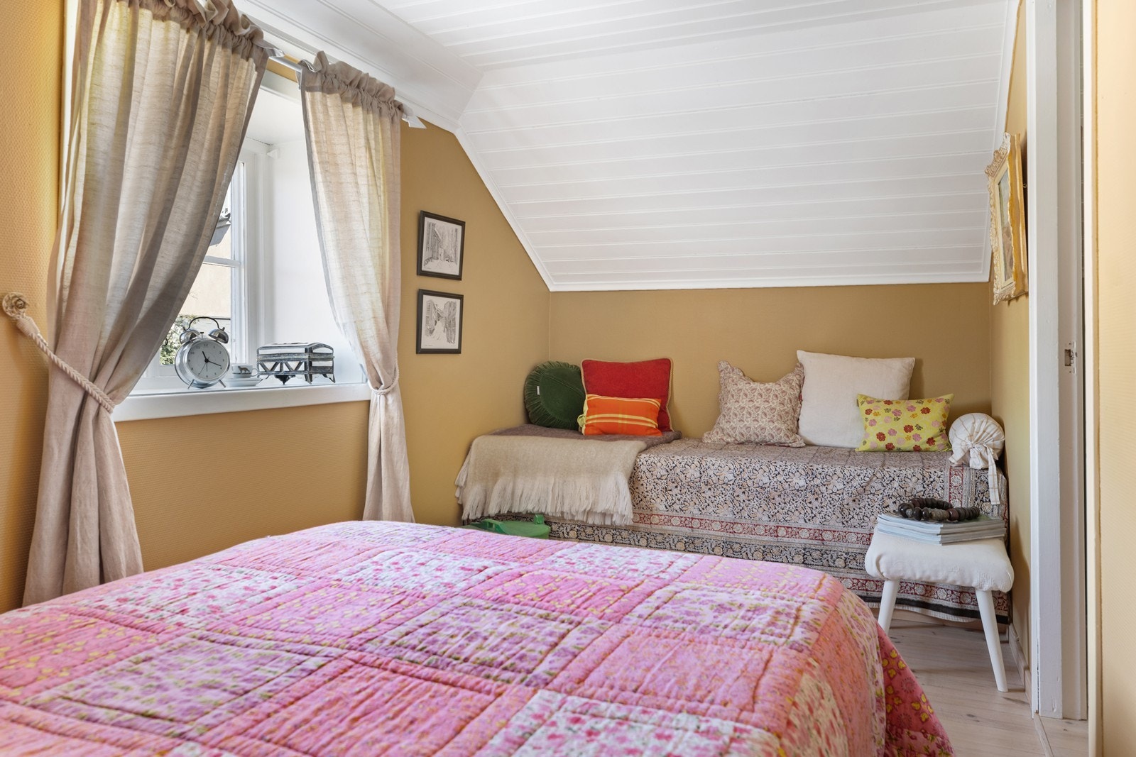 Ingen av soverommene tilfredsstiller krav til rømning, det ene heller ikke egnet som oppholdsrom pga. ikke tilstrekkelig vindusflate Galleribilde