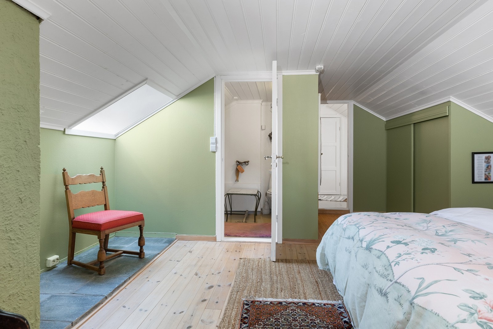 Ingen av soverommene tilfredsstiller krav til rømning, det ene heller ikke egnet som oppholdsrom pga. ikke tilstrekkelig vindusflate Galleribilde