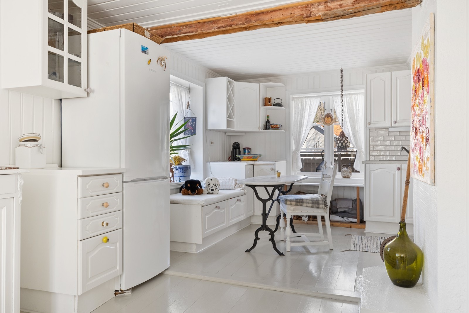 Kjøkken med spiseplass. Galleribilde