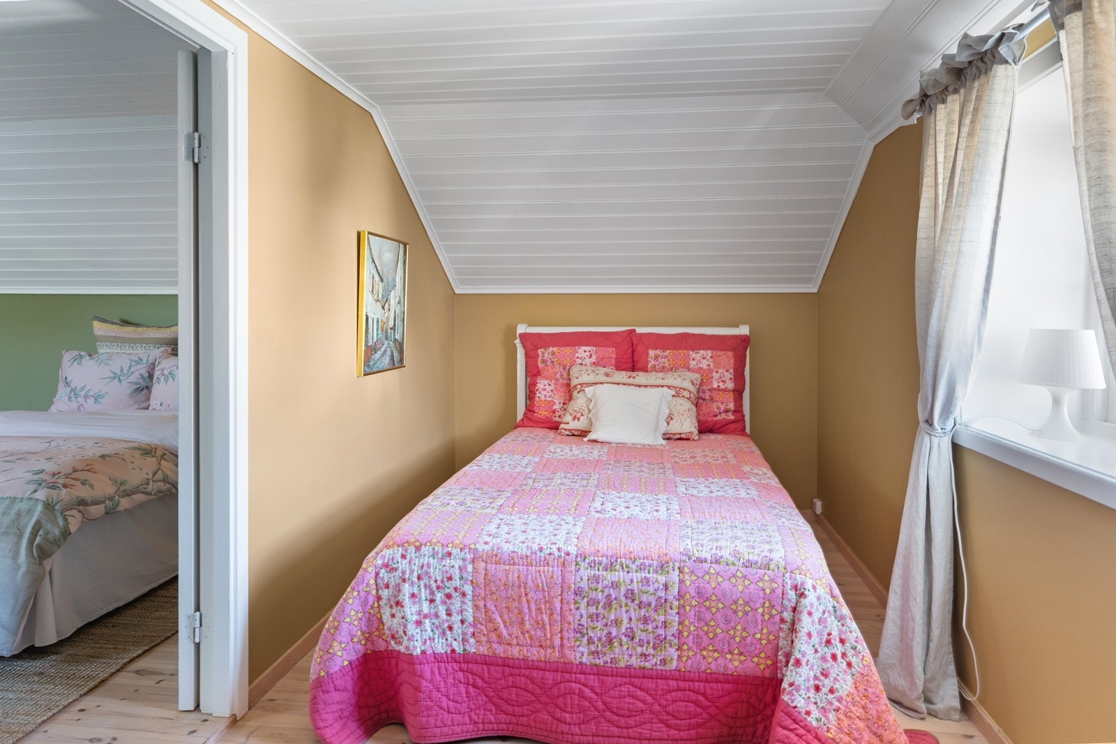 Ingen av soverommene tilfredsstiller krav til rømning, det ene heller ikke egnet som oppholdsrom pga. ikke tilstrekkelig vindusflate Galleribilde