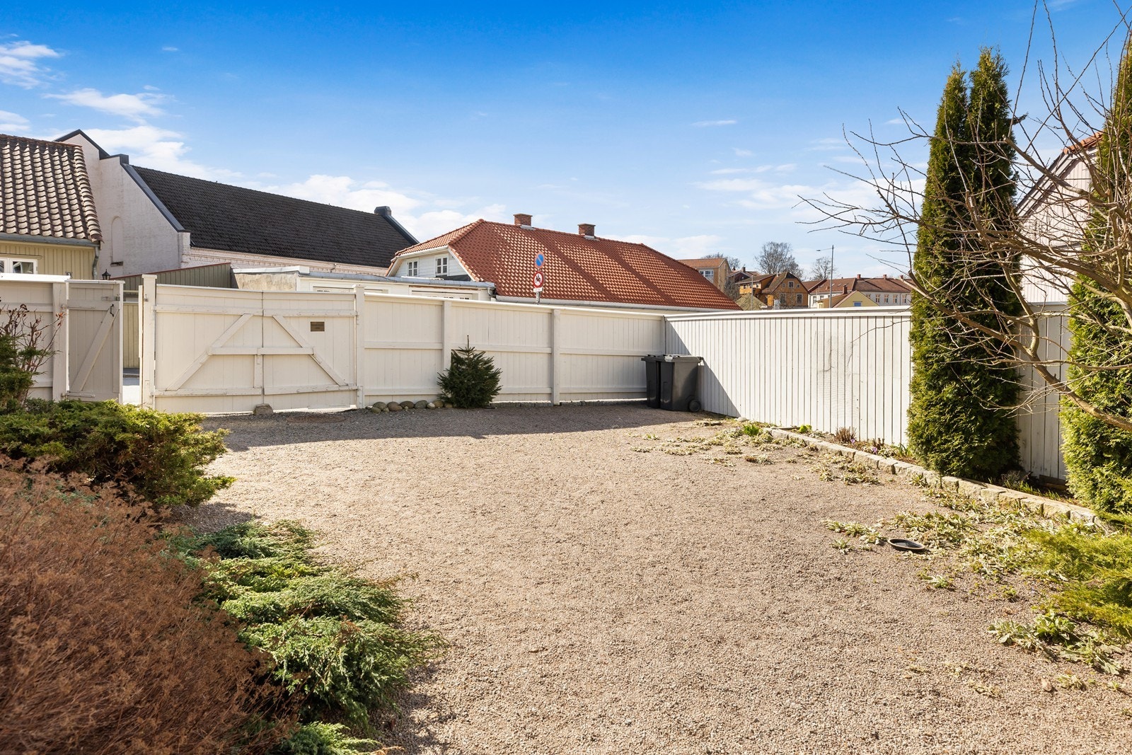 Felles gårdsplass med parkering. Galleribilde