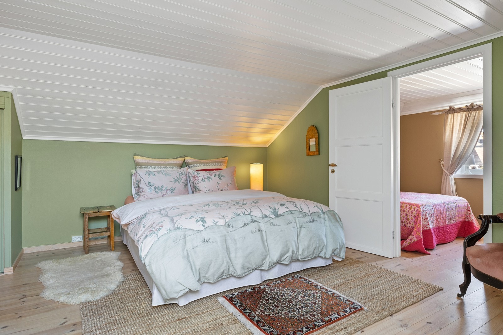 Ingen av soverommene tilfredsstiller krav til rømning, det ene heller ikke egnet som oppholdsrom pga. ikke tilstrekkelig vindusflate Galleribilde