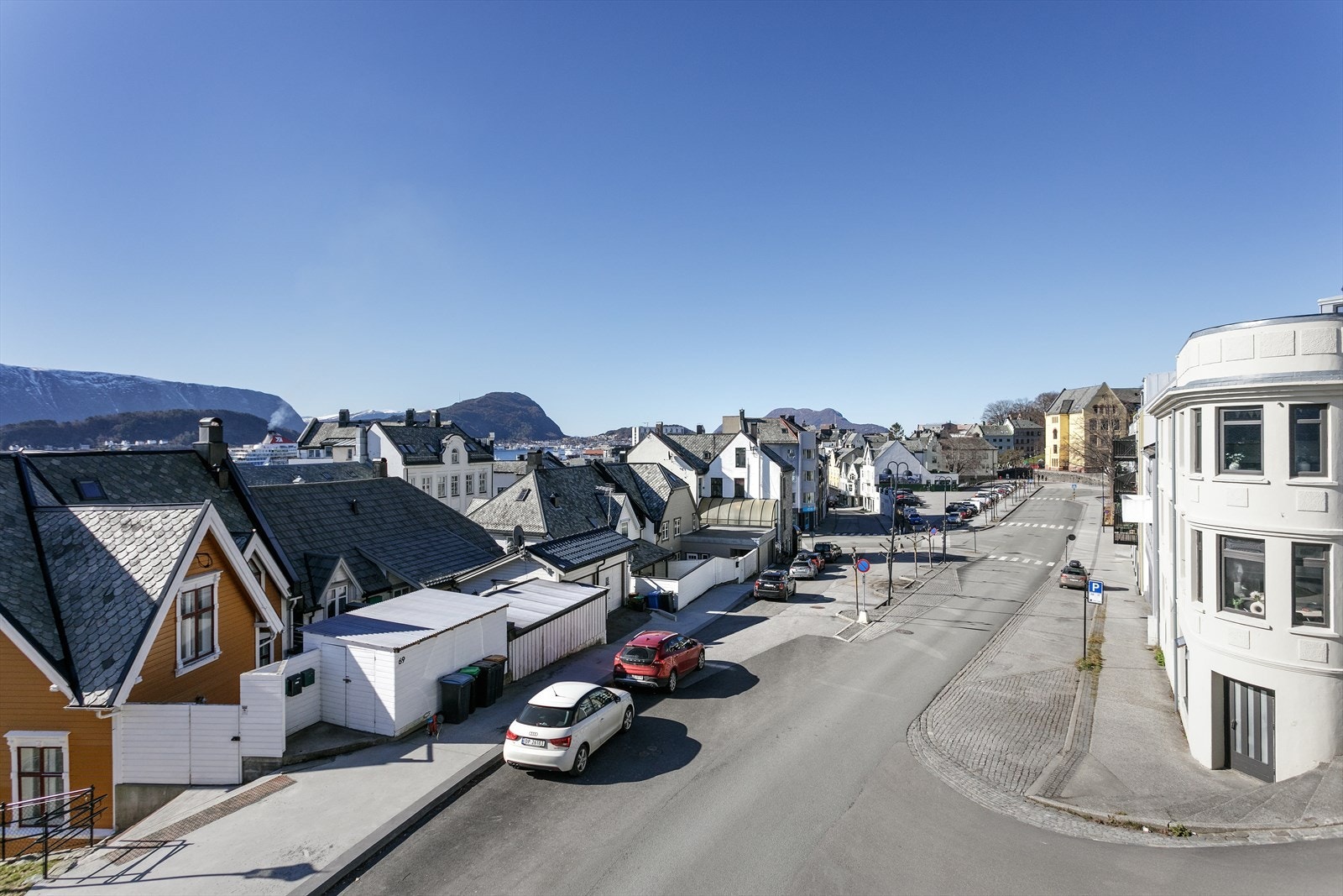 Leiligheten ligger høyt og fritt i mindre bygård på toppen av Storledbakken. Galleribilde