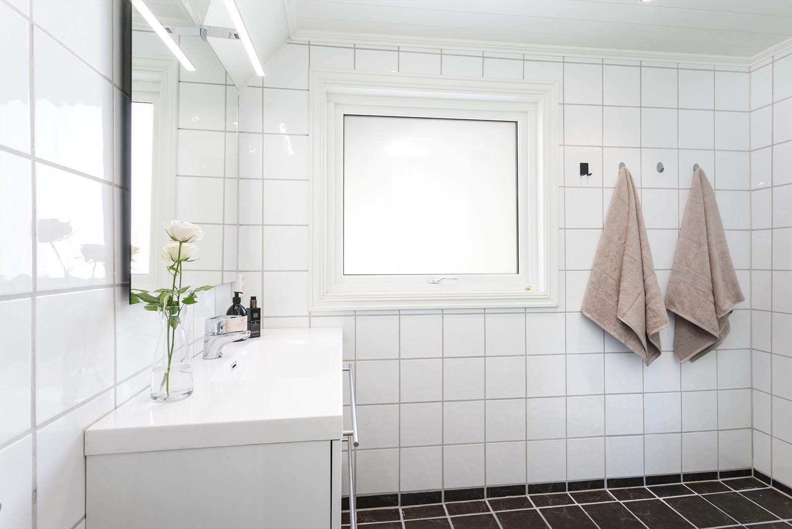 Helfliset bad med gulvvarme og vindu som gir rommet mye dagslys. Galleribilde
