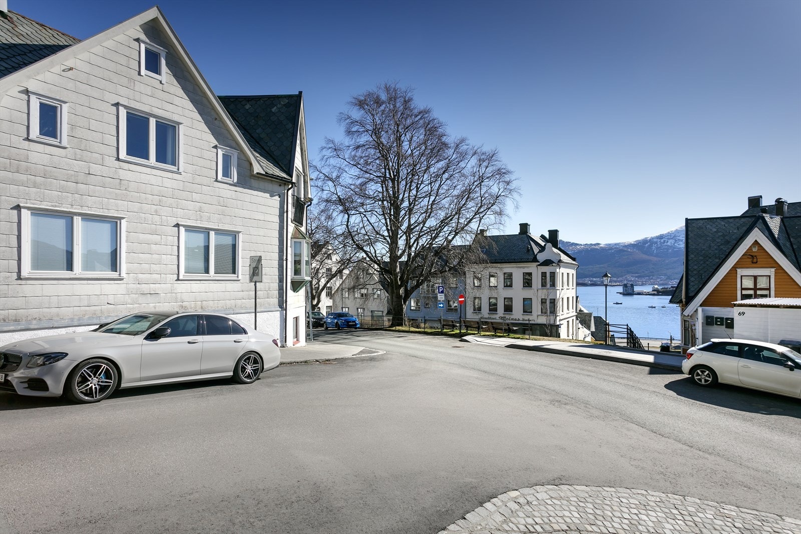 Gården ligger på toppen av Storledbakken med kort vei til Aksla Parkering, trappene til Byfjellet og alt av sentrumsfasiliteter. Galleribilde